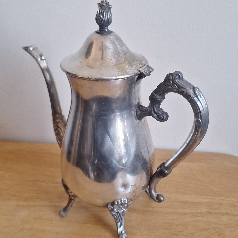 Polished Vintage Leonard Silver Plate Coffee Pot - Ornate Footed Style - Picture 3 of 16